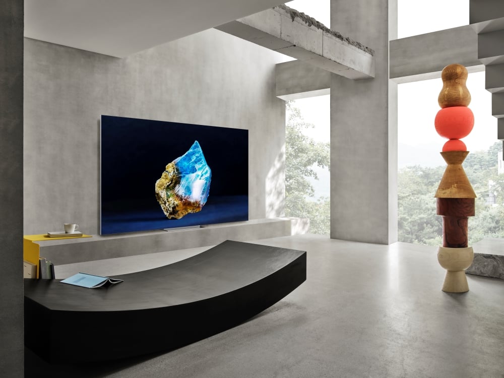 Samsung představil novinky v řadách Neo QLED, MICRO LED a QD OLED. Řada MICRO LED pro rok 2023 nabízí nové modely s úhlopříčkou od 50" do 140". QD OLED budou kromě 55" a 65" také v ultra velkém provedení 77". Nejnovější řadu televizorů Samsung Neo QLED a The Frame lze namontovat na doplňkový držák na zeď nebo na podlahový stojan (Auto Rotating Wall Mount & Stand) s funkcí automatického otáčení obrazovky do svislé polohy při sledování médií orientovaných na výšku.