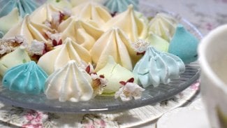 Náhledový obrázek - Pusinky recept: základem jemného cukroví jsou bílky a cukr. Dají se však připravit zdravější s oříšky