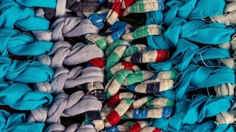 Náhledový obrázek - Oblečení škodí zdraví: Ikea a H&amp;M hledají textilie pro „generaci Grety“
