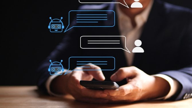 Koncept AI Chatbot, Umělá inteligence, digitální chatbot, robot, aplikace, konverzační asistent. Podnikatel používající mobilní smartphone s AI chatbot asistentem pro zákaznickou podporu