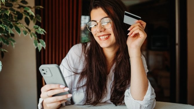 Mladá žena nakupující přes mobil