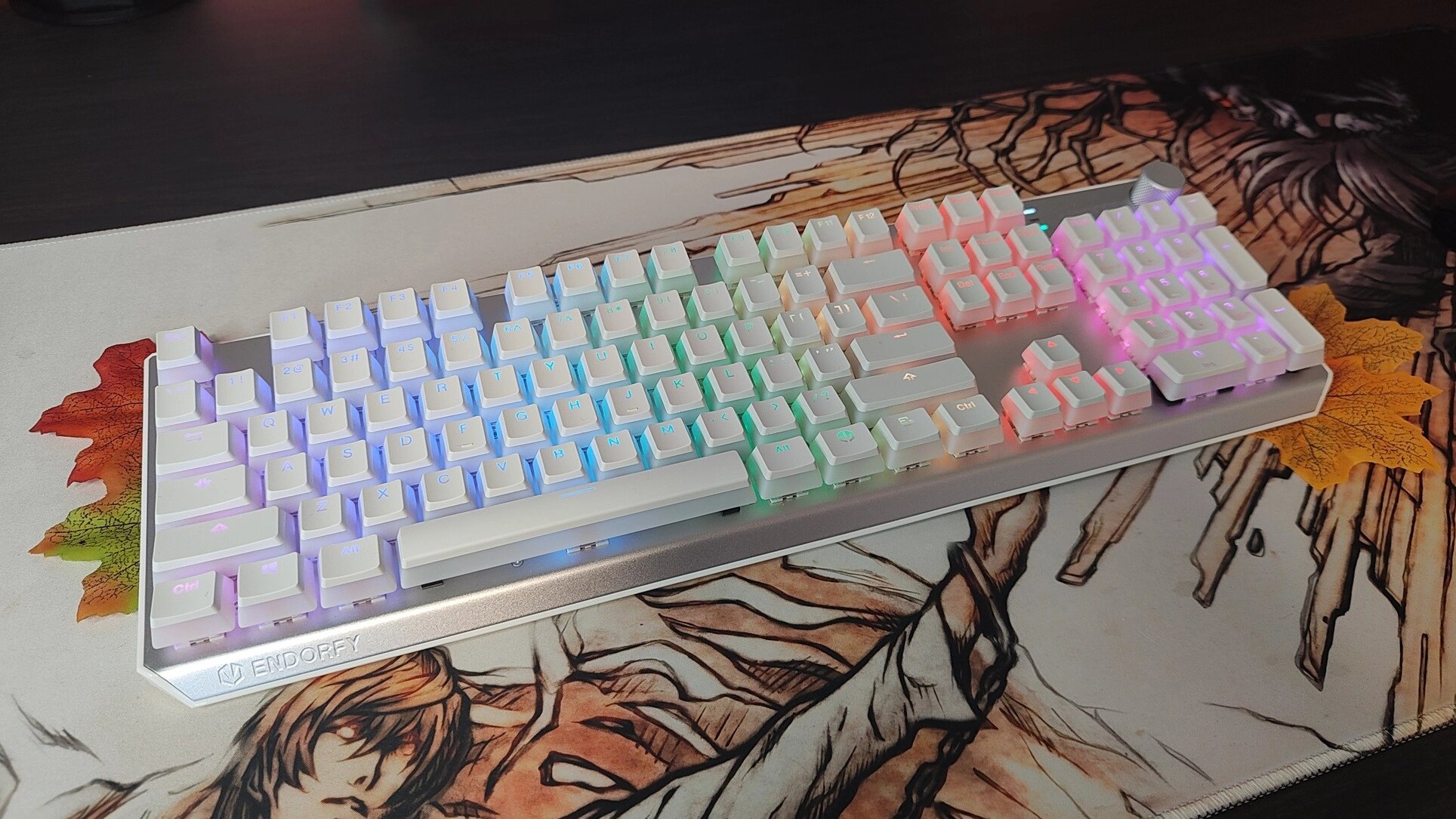 Endorfy Thock Wireless Red Onyx White Pudding v celé své kráse