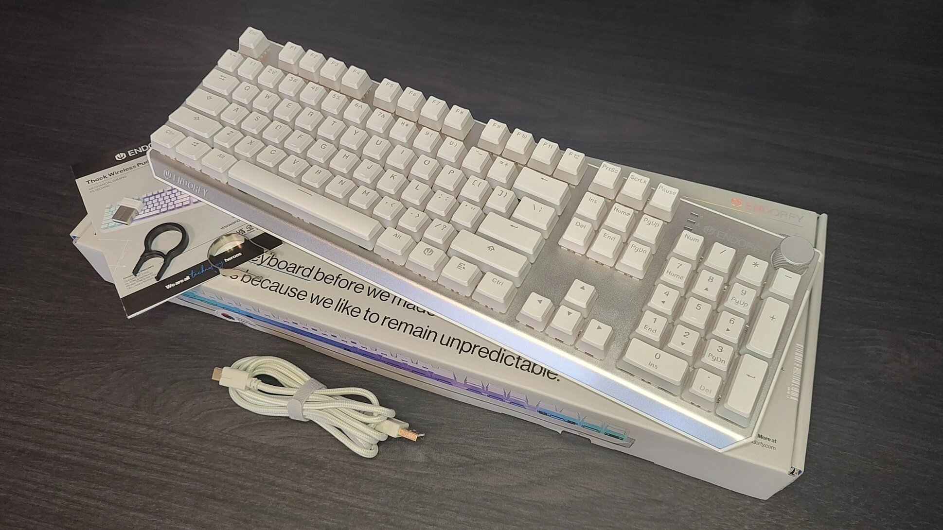 V balení najdete vše od klávesnice po nástroj pro vytahování spínačů