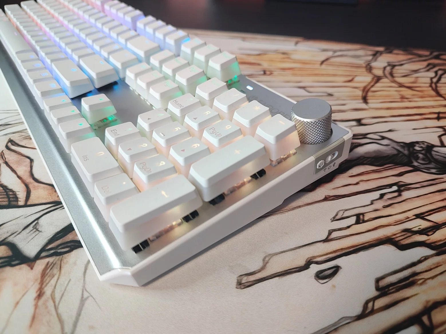 Na pravém boku se nachází přepínač mezi vypnutím a drátovým/bezdrátovým režimem