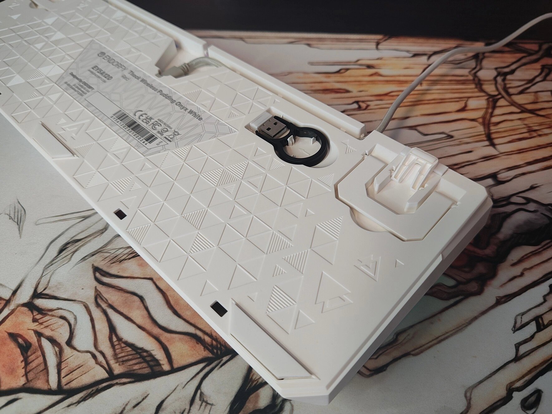 Spodní strana ukrývá prostor pro uschování příslušenství