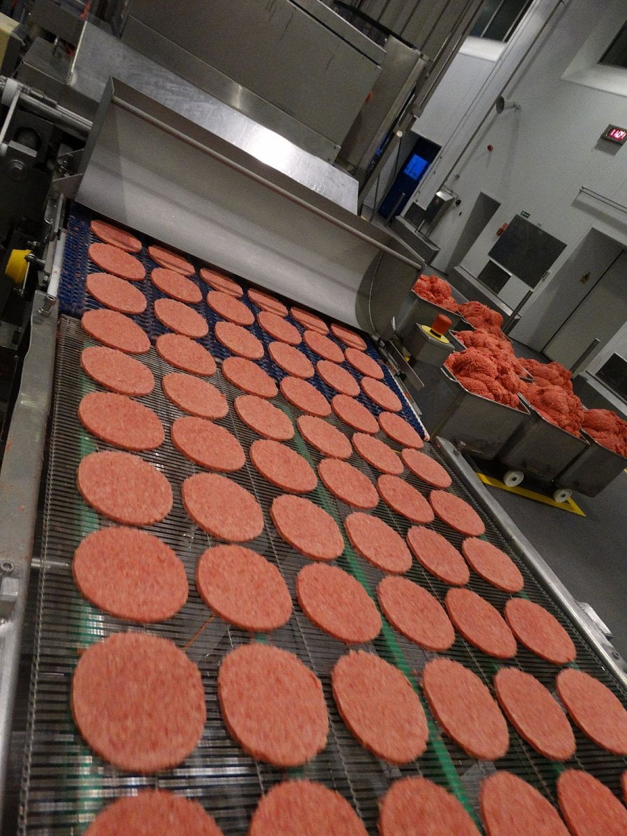Z rozemletého masa se formují hamburgerové placky