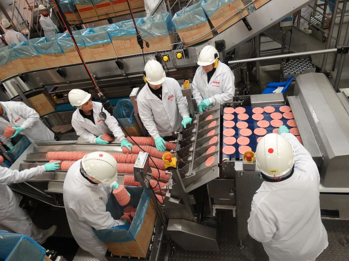 Balení probíhá ručně, pracovníci provádějí ještě vizuální kontrolu