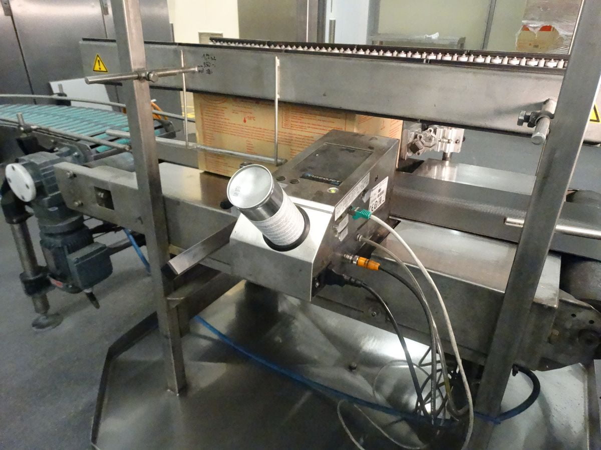 Další stroj vytiskne na obal označení dané legislativou (např. země chovu, porážky a zpracování, datum ad.)