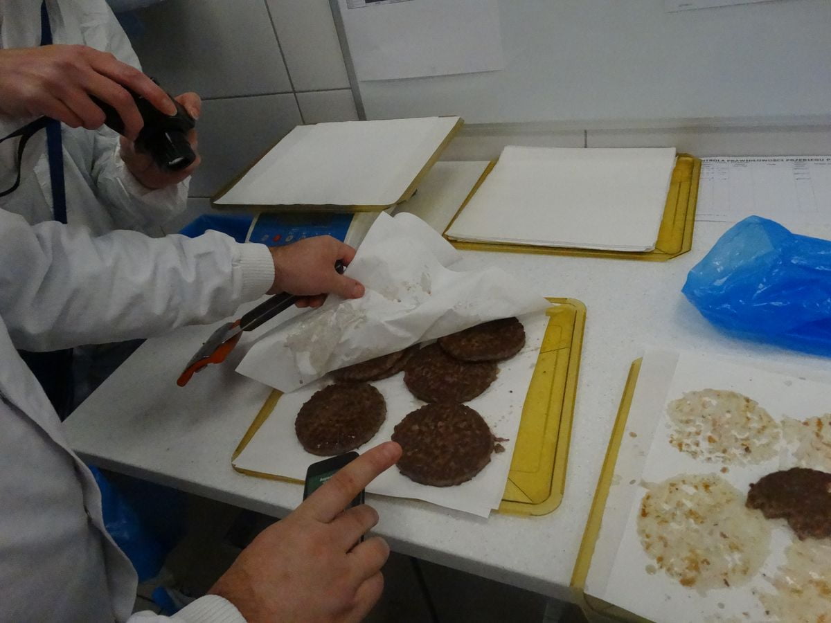 Ugrilovaný burger musí mít kvůli bezpečnosti uvnitř teplotu 70-75 ℃