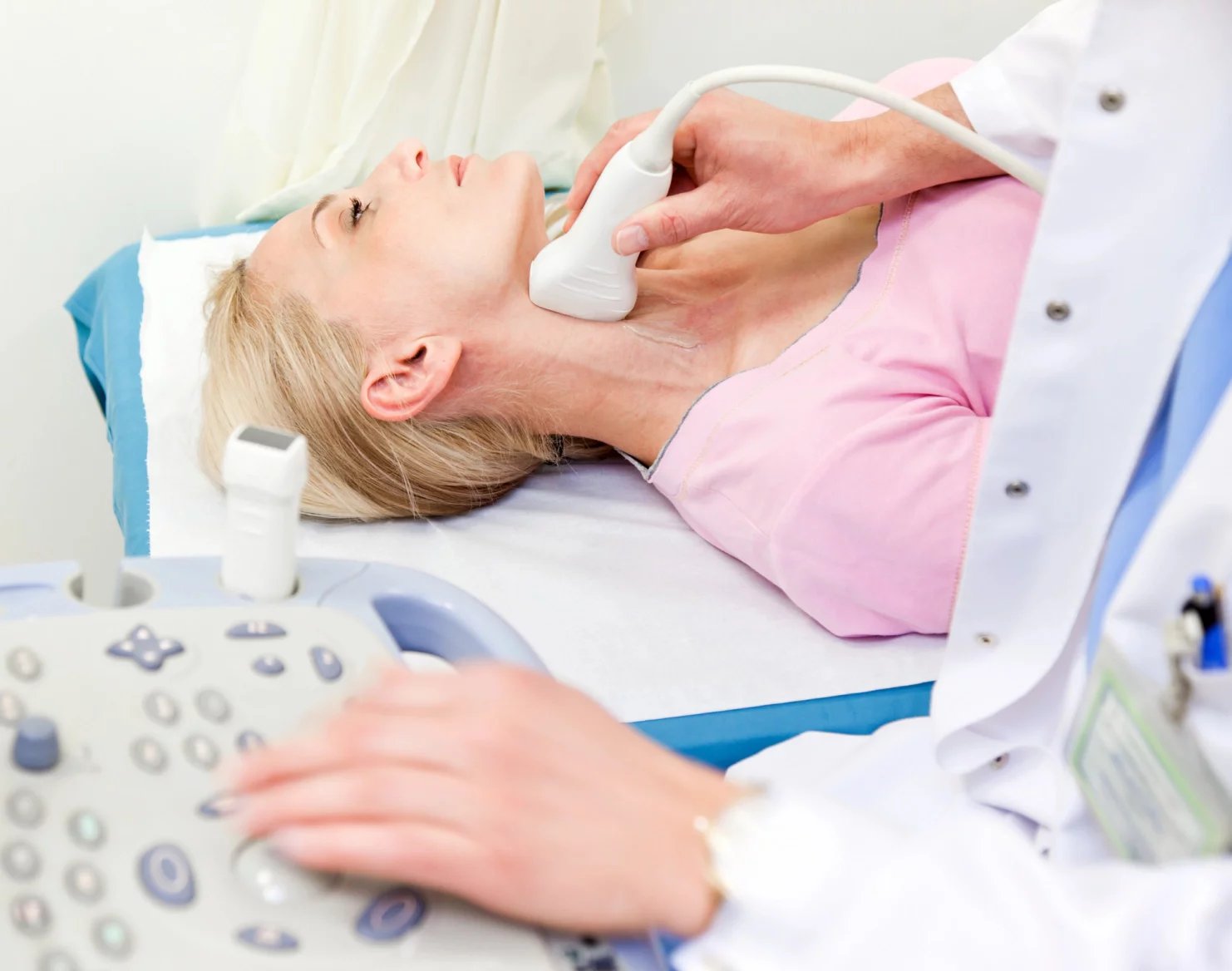 Vyšetření krčních tepen nejčastěji provádí lékař specialista – angiolog, kardiolog nebo cévní chirurg. Lékař specialista s pacientem během vstupní prohlídky nejprve projde jeho aktuální zdravotní stav a zdravotní obtíže, součástí je také zjištění podrobné anamnézy (osobní, rodinné, sociální, pracovní), prodělaných nemocí, absolvovaných operací a léků, které pacient užívá.