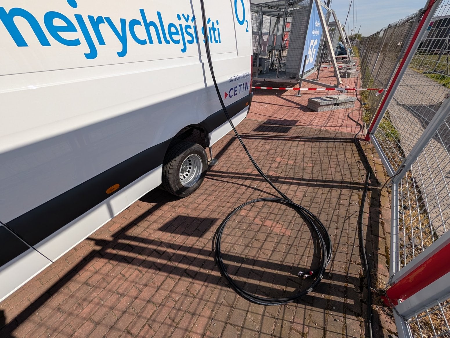 Mobilní 5G vysílač CETIN a O2 v dodávce Mercedes-Benz