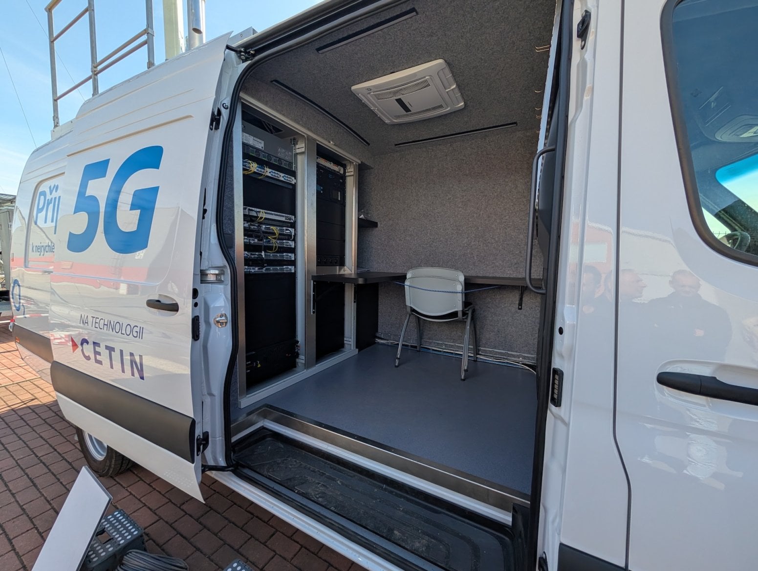 Mobilní 5G vysílač CETIN a O2 v dodávce Mercedes-Benz
