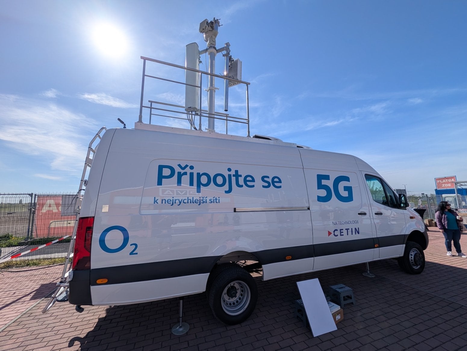 Mobilní 5G vysílač CETIN a O2 v dodávce Mercedes-Benz