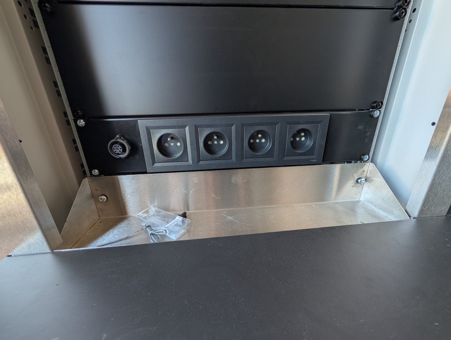 Mobilní 5G vysílač CETIN a O2 v dodávce Mercedes-Benz