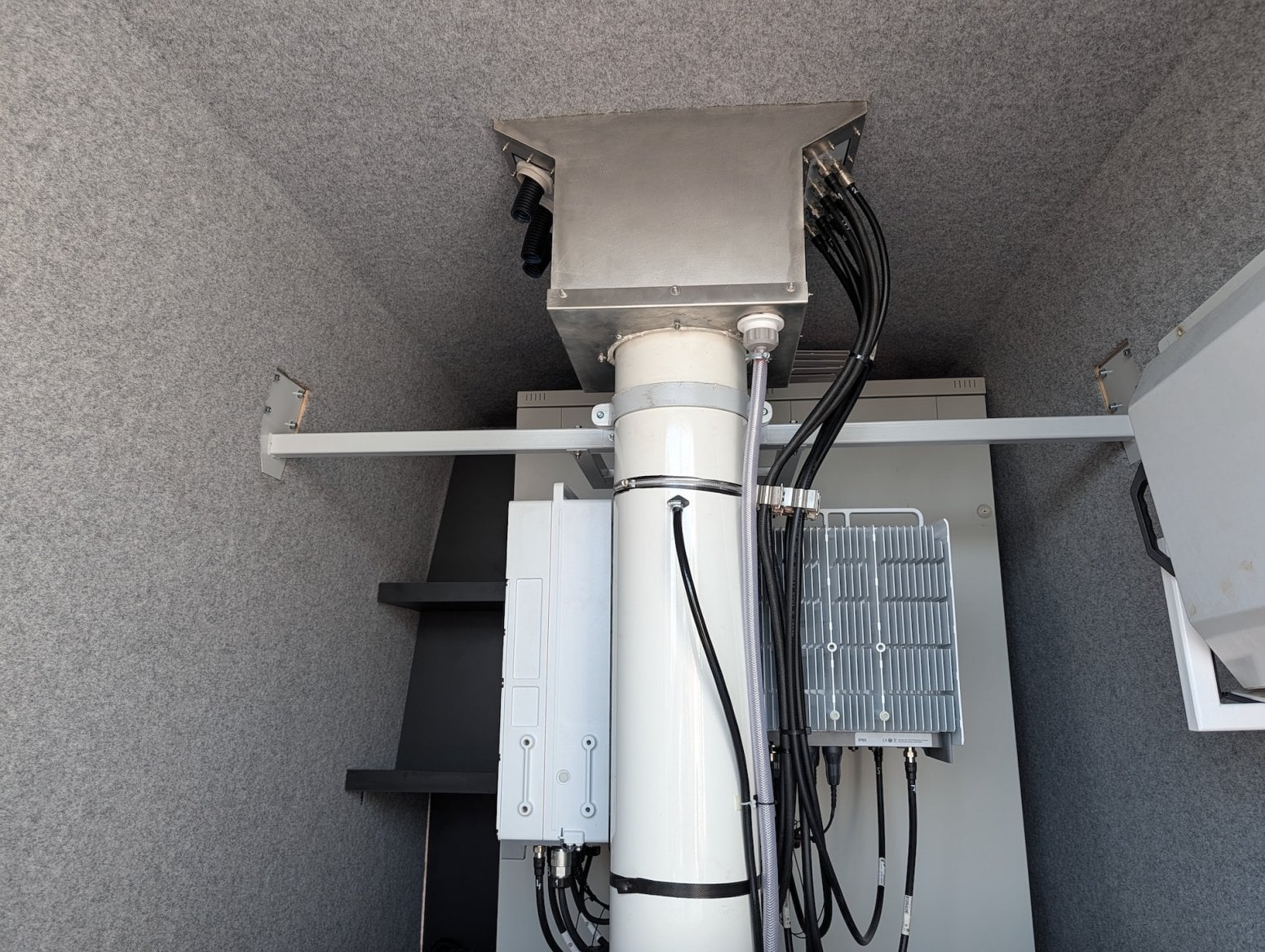 Mobilní 5G vysílač CETIN a O2 v dodávce Mercedes-Benz