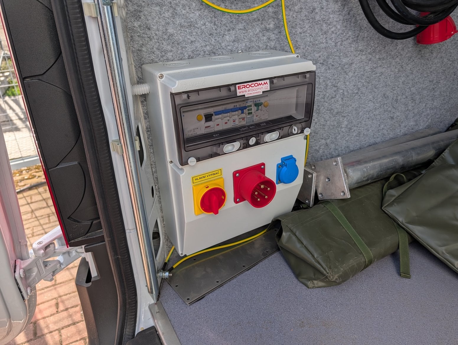 Mobilní 5G vysílač CETIN a O2 v dodávce Mercedes-Benz