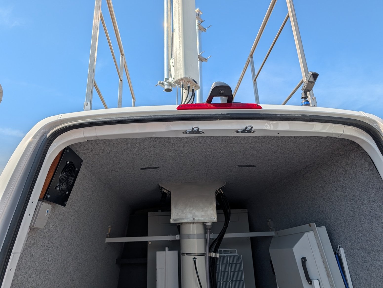 Mobilní 5G vysílač CETIN a O2 v dodávce Mercedes-Benz