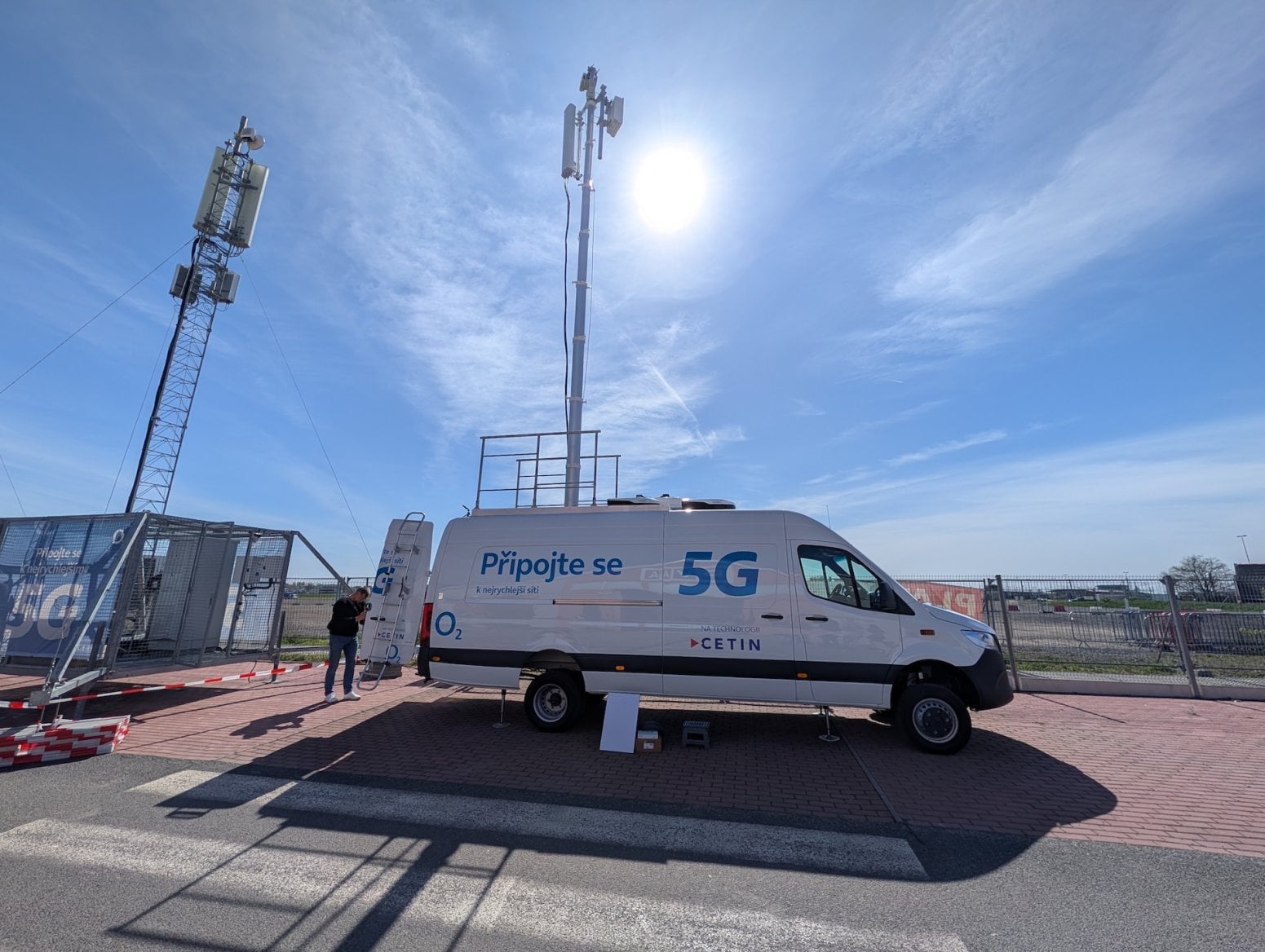 Mobilní 5G vysílač CETIN a O2 v dodávce Mercedes-Benz
