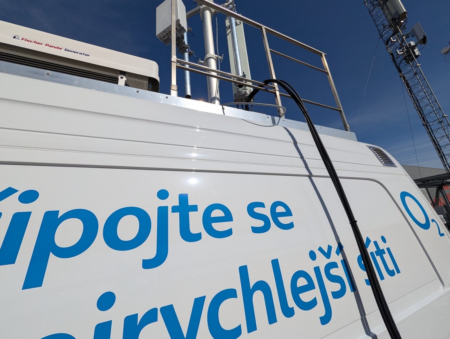 Mobilní 5G vysílač CETIN a O2 v dodávce Mercedes-Benz