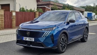 Náhledový obrázek - Našli jsme ideální služebák. Nová 3008 vypadá skvěle, stojí jen 750 tisíc a v hybridní verzi palivo vyloženě odmítá