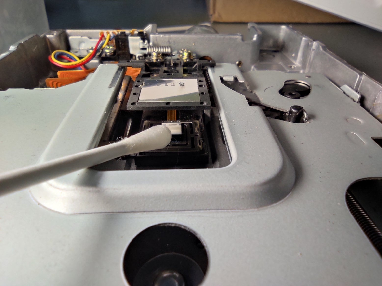 Čištění čtecí hlavy mechaniky.