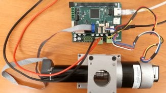 Open hardware SaMoCon s čipem SAMv71 používaný pro řízení motorů, na které právě běží NuttX .