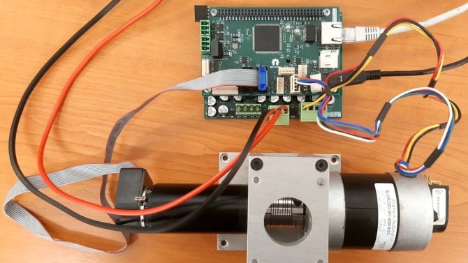 Open hardware SaMoCon s čipem SAMv71 používaný pro řízení motorů, na které právě běží NuttX .
