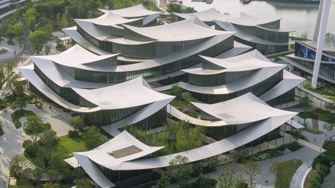 Muzeum poblíž pyramid, nová dominanta Manhattanu i letiště v Kamboždi. Podívejte se na architektonicky nejzajímavější stavby roku 2025