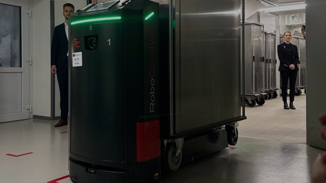 Zavolají si výtah, otevřou dveře. Autonomní stroje se s jistotou začaly pohybovat v jihlavské nemocnici