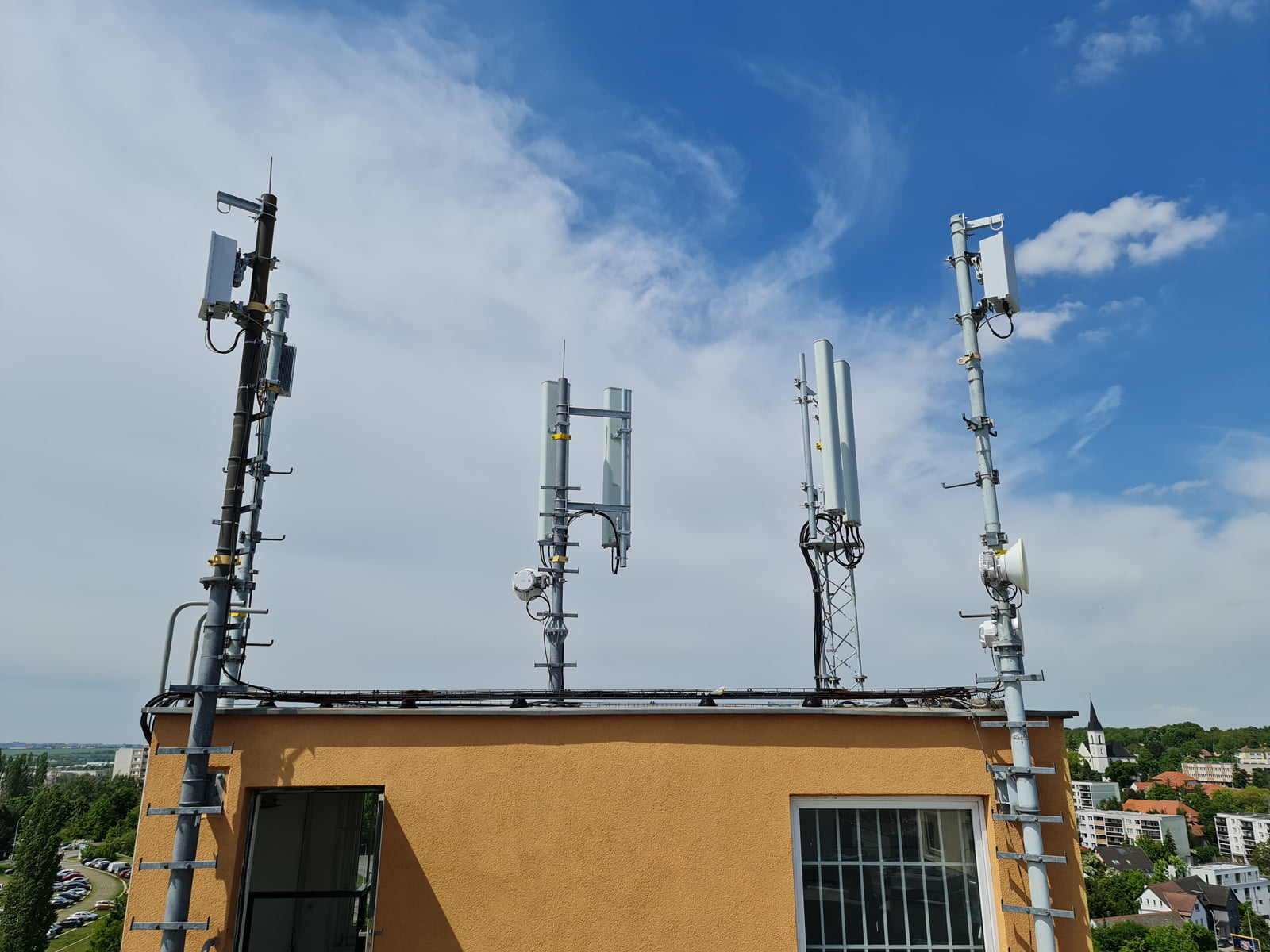 Modernizovaný 5G vysílač O2 a CETINu ve Stodůlkách v Praze