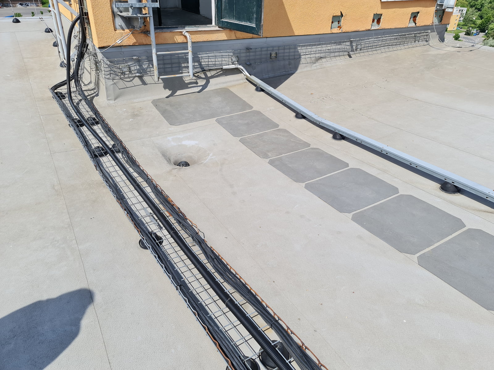 Modernizovaný 5G vysílač O2 a CETINu ve Stodůlkách v Praze