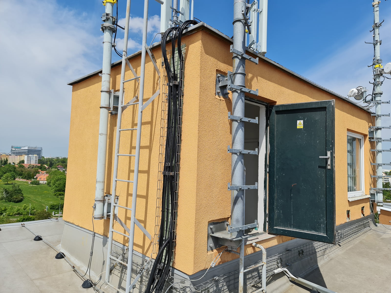 Modernizovaný 5G vysílač O2 a CETINu ve Stodůlkách v Praze