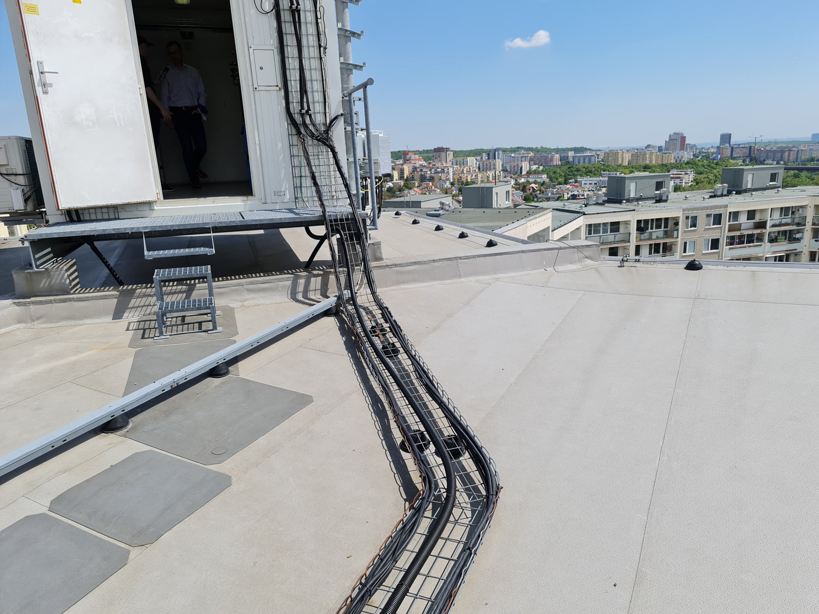 Modernizovaný 5G vysílač O2 a CETINu ve Stodůlkách v Praze