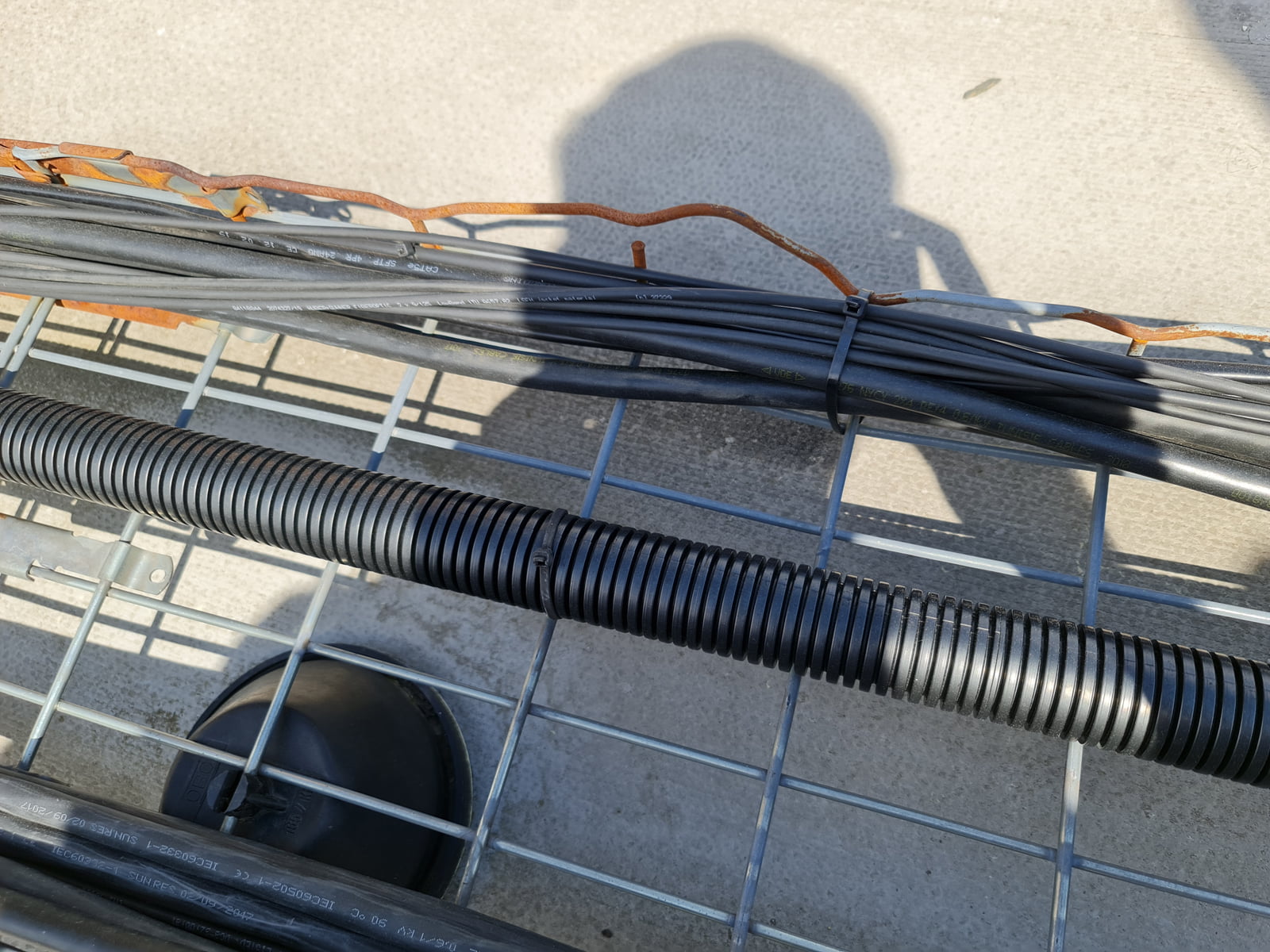 Modernizovaný 5G vysílač O2 a CETINu ve Stodůlkách v Praze