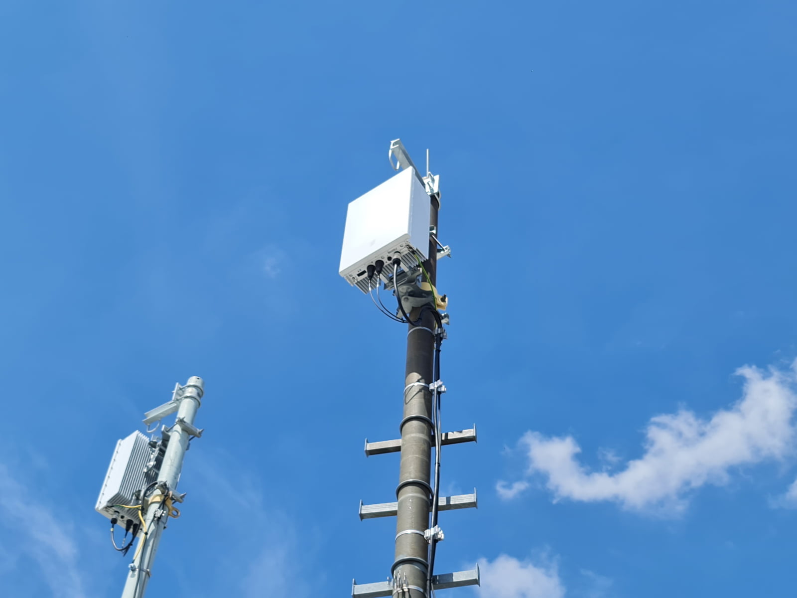 Modernizovaný 5G vysílač O2 a CETINu ve Stodůlkách v Praze