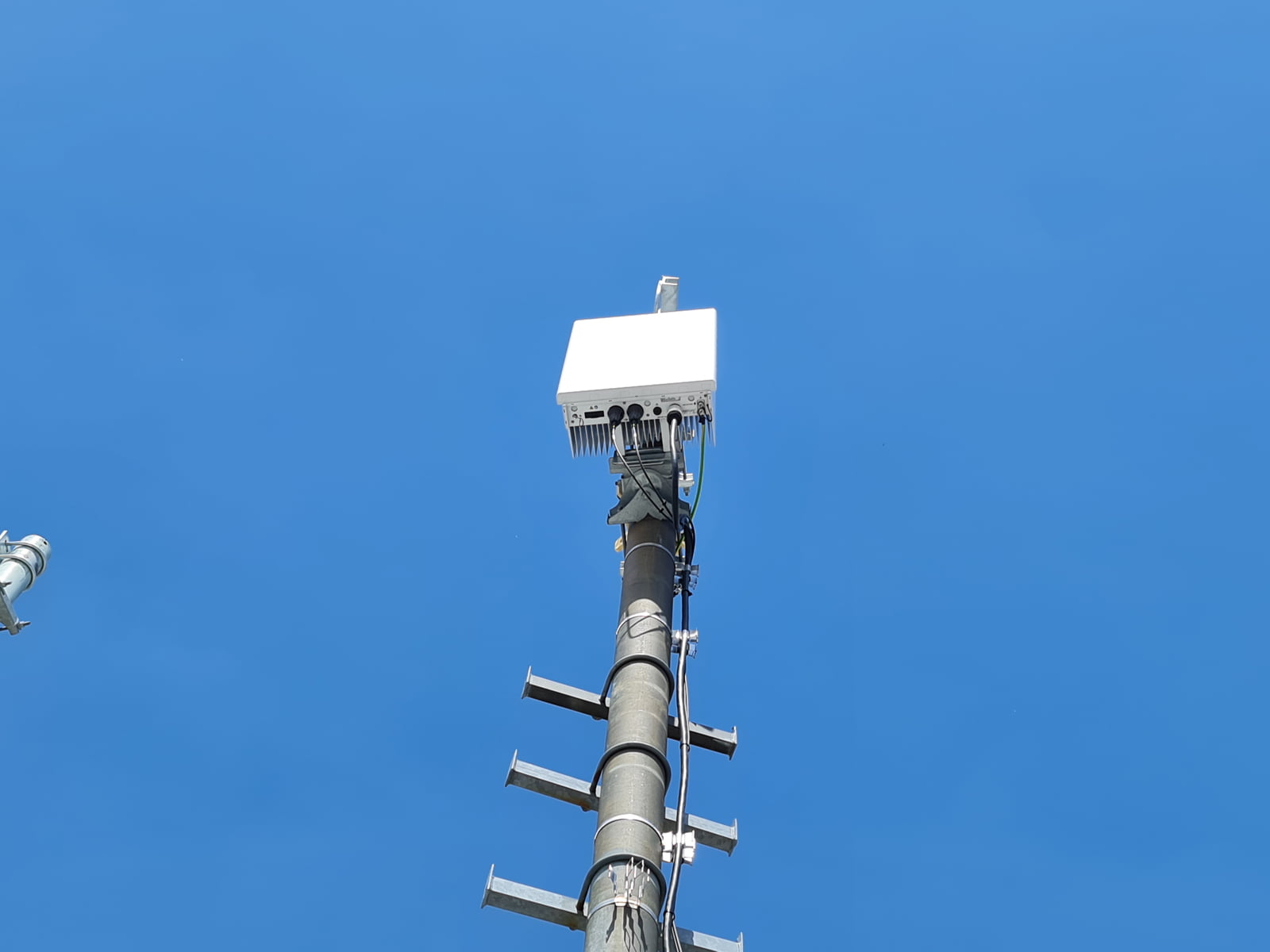 Modernizovaný 5G vysílač O2 a CETINu ve Stodůlkách v Praze