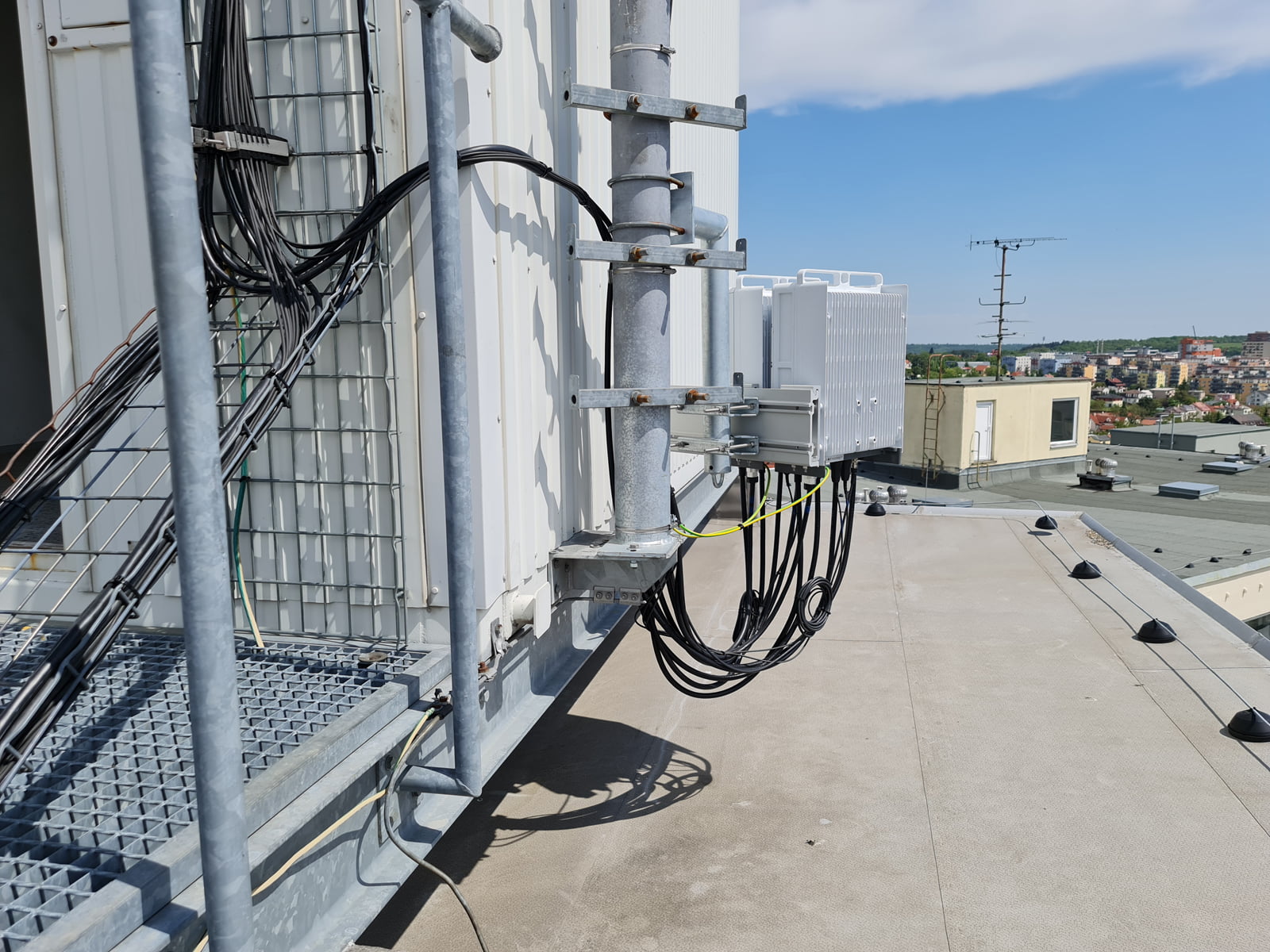 Modernizovaný 5G vysílač O2 a CETINu ve Stodůlkách v Praze