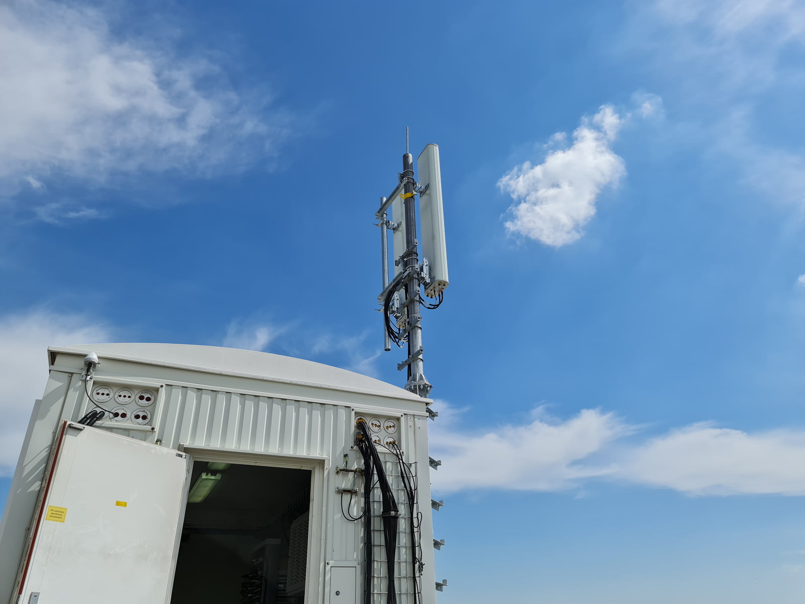 Modernizovaný 5G vysílač O2 a CETINu ve Stodůlkách v Praze