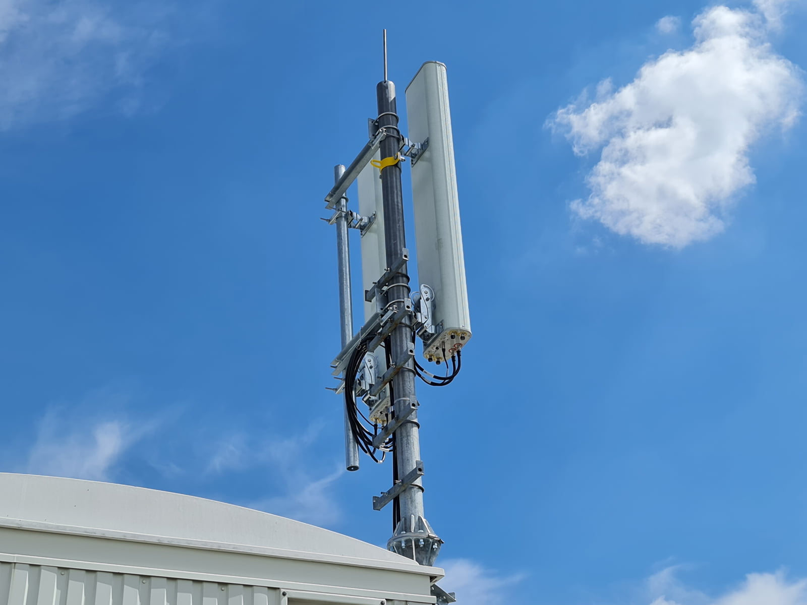 Modernizovaný 5G vysílač O2 a CETINu ve Stodůlkách v Praze