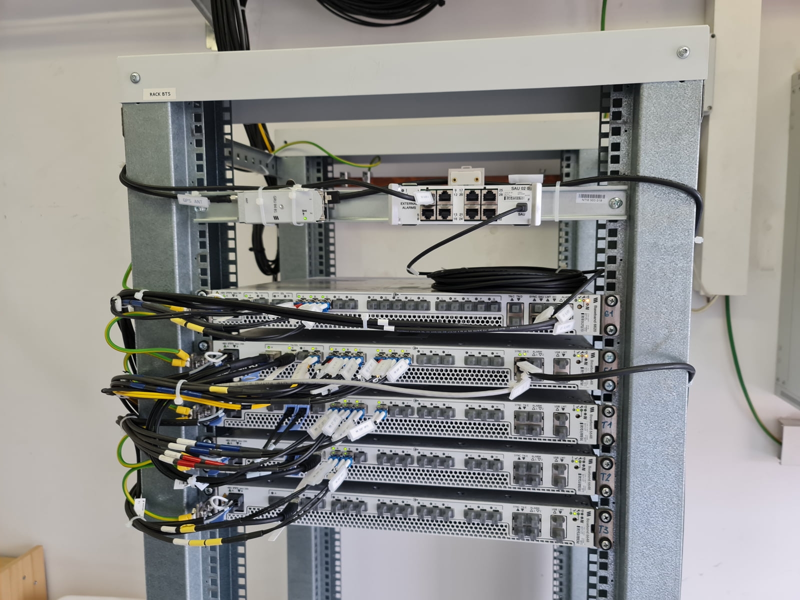 Modernizovaný 5G vysílač O2 a CETINu ve Stodůlkách v Praze