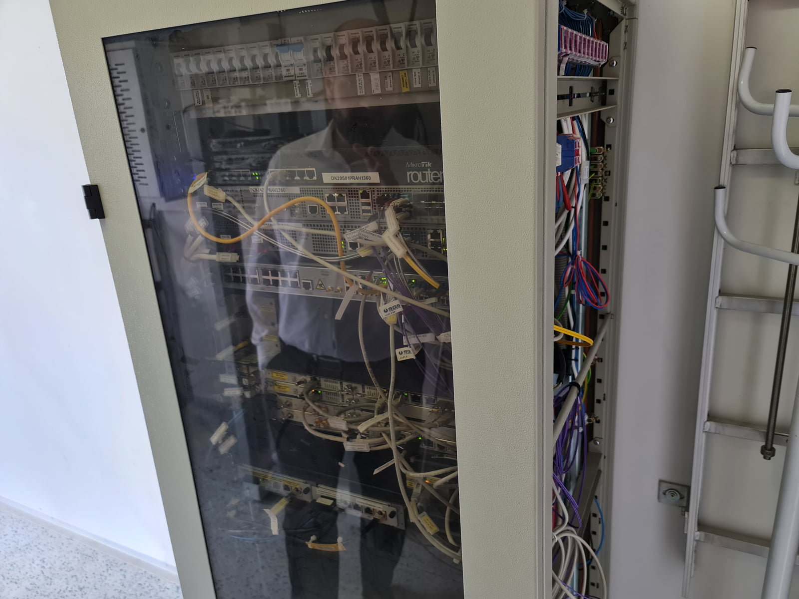 Modernizovaný 5G vysílač O2 a CETINu ve Stodůlkách v Praze