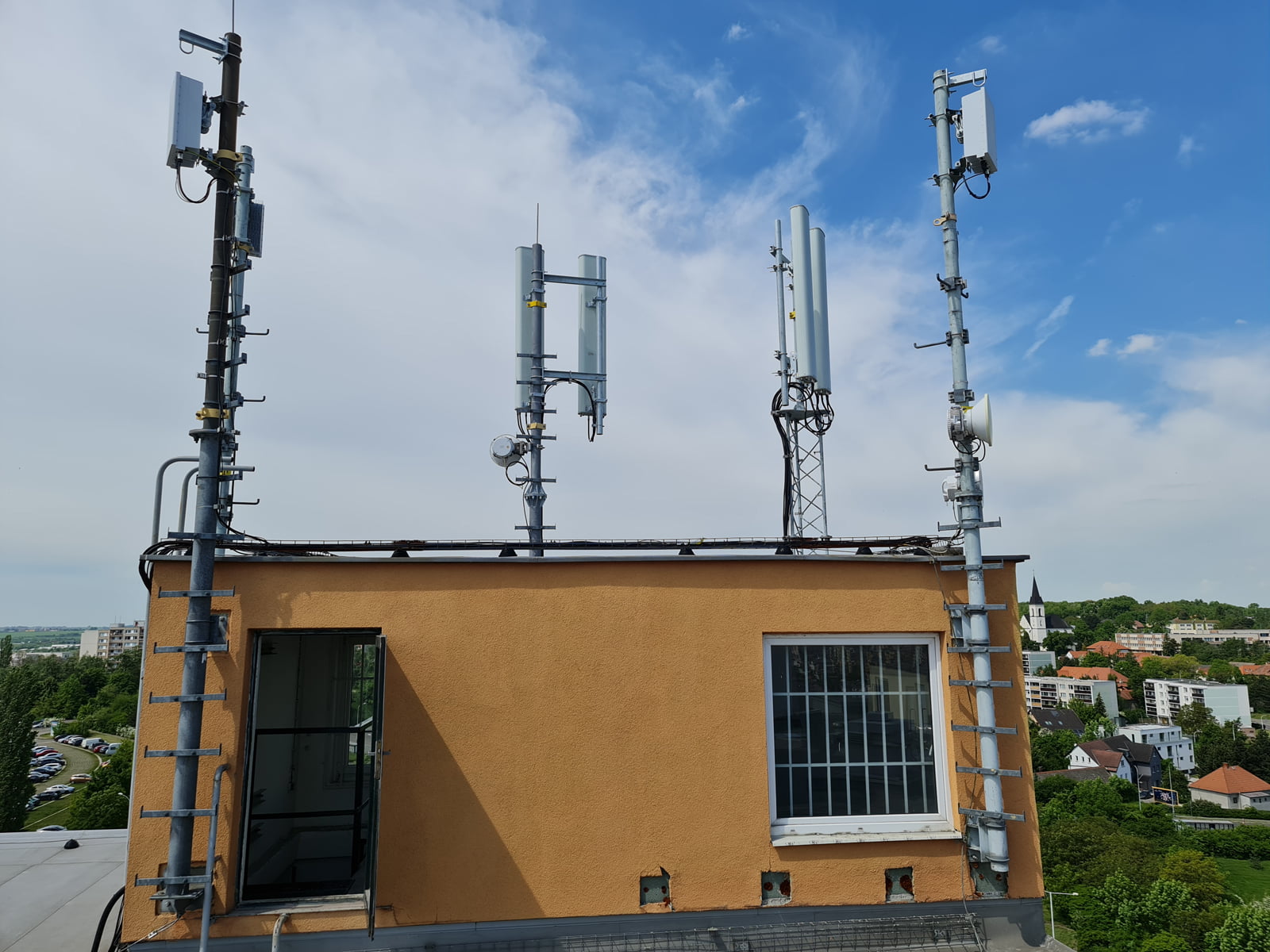 Modernizovaný 5G vysílač O2 a CETINu ve Stodůlkách v Praze