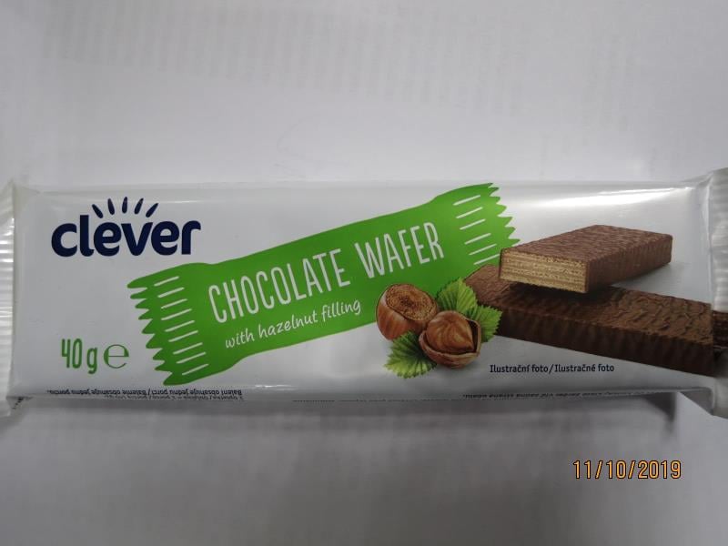 Falšované potraviny - clever CHOCOLATE WAFER with hazelnut filling Oplatka plněná lískooříškovým krémem máčená mléčnou čokoládou. Výrobek obsahoval arašídy v množství, které již není možné považovat za stopové. Spotřebiteli tak byla poskytnuta zavádějící informace: "Může obsahovat stopy arašídů".