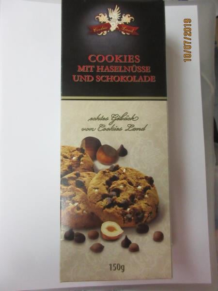 Falšované potraviny - SUŠENKY S KOUSKY ČOKOLÁDY LÍSKOVÝMI OŘECHY. Čokoládové sušenky s cca 3500x vyšším obsahem alergenu arašídy oproti informaci na obalu. Výrobek obsahoval ve značném množství arašídy. Na obalu bylo uvedeno: „Může obsahovat arašídy“, zjištěné množství ale o několik řádů překračuje množství, které lze považovat za stopové.