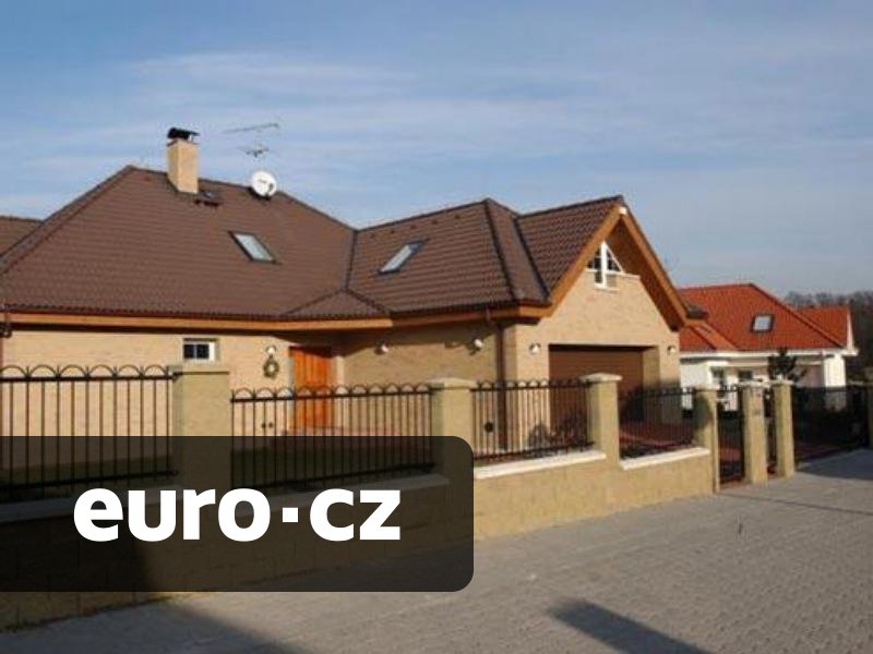 Postaví se dálnice a hodnota okolních nemovitostí rázem letí vzhůru. Někde jsou ceny dokonce až o třetinu vyšší, než je krajský průměr