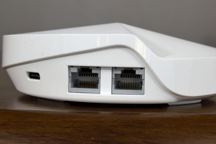 Řada nejnovějších směrovačů (na obrázku je TP-Link Deco M5) má automaticky konfigurovatelné ethernetové porty, které se samy nakonfigurují jako WAN nebo LAN, a to na základě signálu, který přijímají z kabelu.