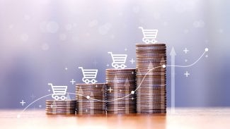 Inflace v konceptu růstu elektronického obchodování Míra inflace Rostoucí náklady na potraviny a ceny potravinářského zboží Hromádka mincí s ikonou nákupního košíku a šipkou nahoru