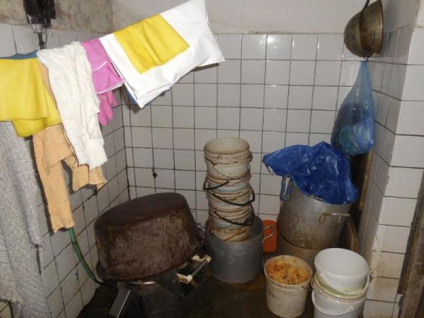 Jídelna Pod Branou (kontrolovaná osoba: HEBINA, s.r.o.), Malé Náměstí 24, Prachatice. V provozovně byl zjištěn výskyt myšího trusu ve skaldu se surovinami a nebyla zajištěna prevence ochrany proti možnému vniknutí hlodavců do celého komplexu. Prach, pavučiny a zbytky potravin se vyskytovaly jak ve výrobních plochách, tak ve všech ostatních místnostech provozovny. V případě toalet pro personál chyběla tekoucí teplá voda a nebyl zaveden funkční odtok odpadu.