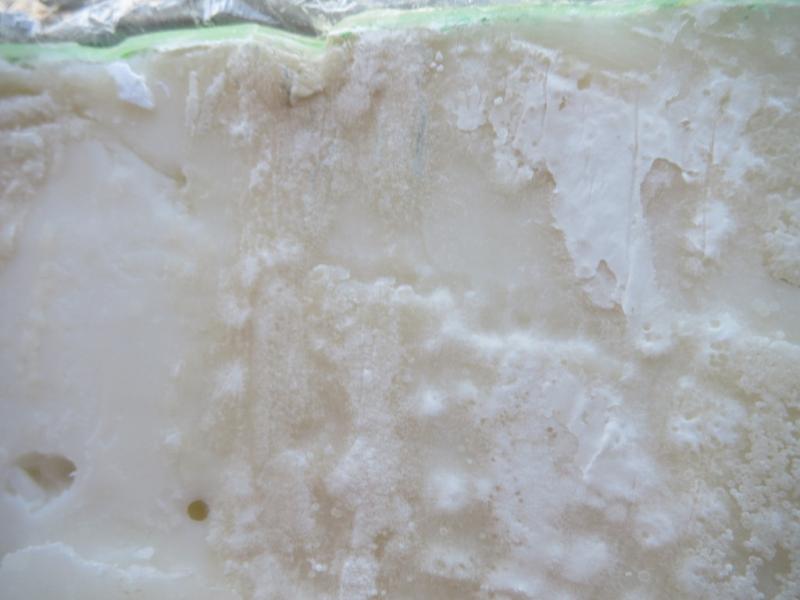 Chevrette kozí sýr bochník. Kategorie: Nebezpečné potraviny. Nevyhovující parametr: plísně okem viditelné. Na povrchu potraviny se vyskytovaly kolonie plísní bílé a zelené barvy. Při kontrole nebyly zjištěny nevyhovující teplotní podmínky skladování tohoto výrobku. Výrobek neměl prošlé datum použitelnosti. Distributor: VAT 33 s.r.o., Ústí nad Labem. Země výroby: Nizozemí. Místo kontroly: AHOLD Czech Republic, a.s., Prostějov