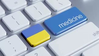 Deatilní záběr na kláveasnici počítače s jednou klávesou v ukrajinských barvách
